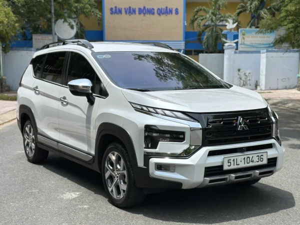 Book a private SUV for 3 to 5 passengers with Private Vietnam Private Car with Driver