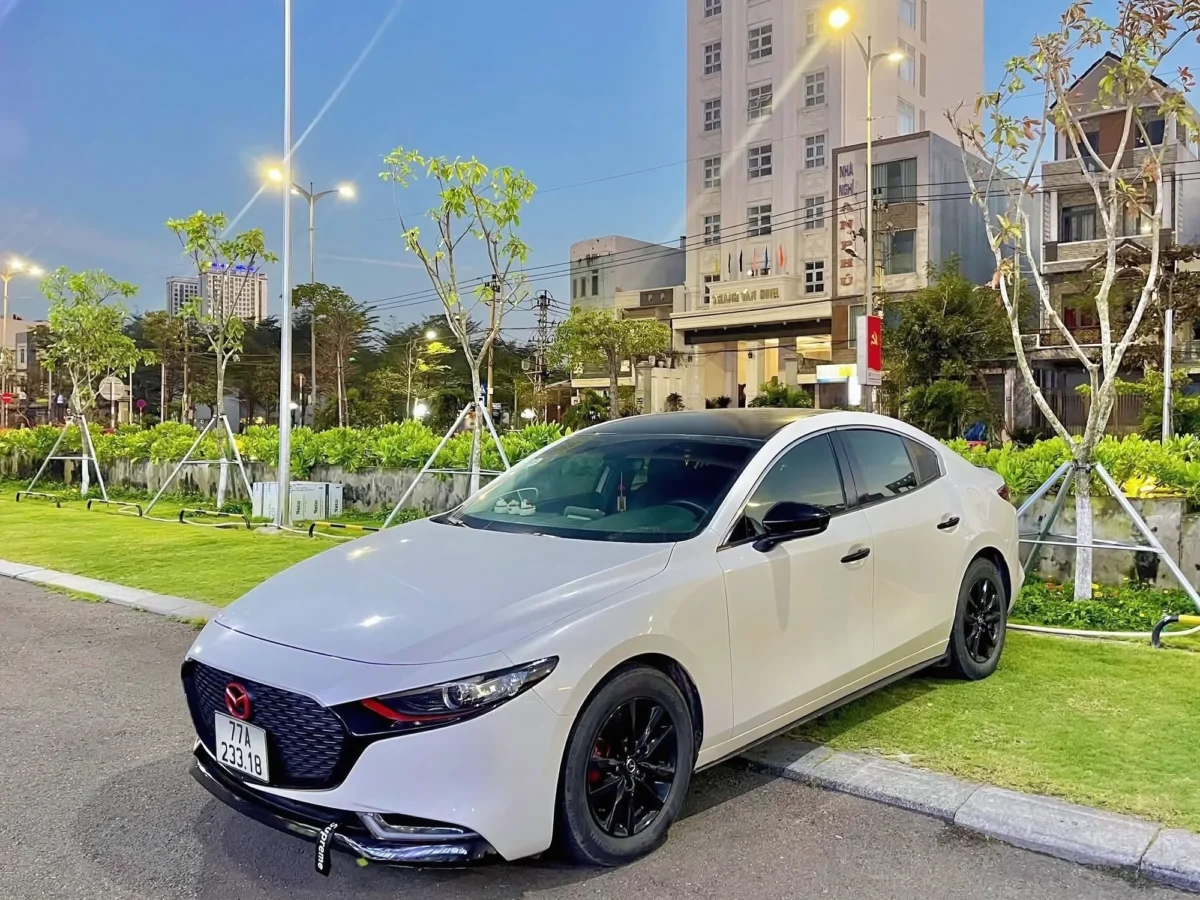 5-seat private car with driver ready for departure in Ha Long Bay