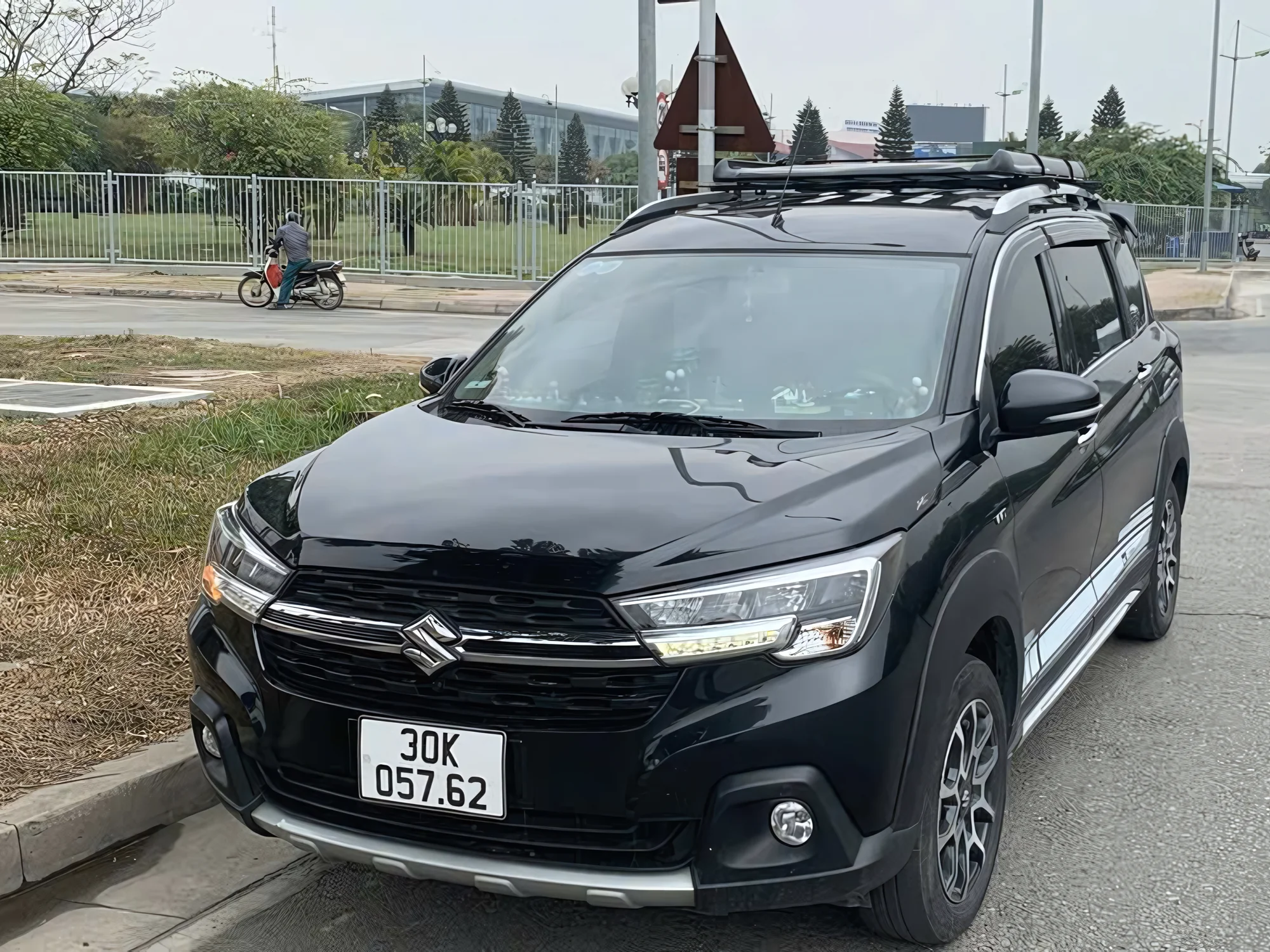 5-seat crossover with roof cargo rack for passengers with extra luggage