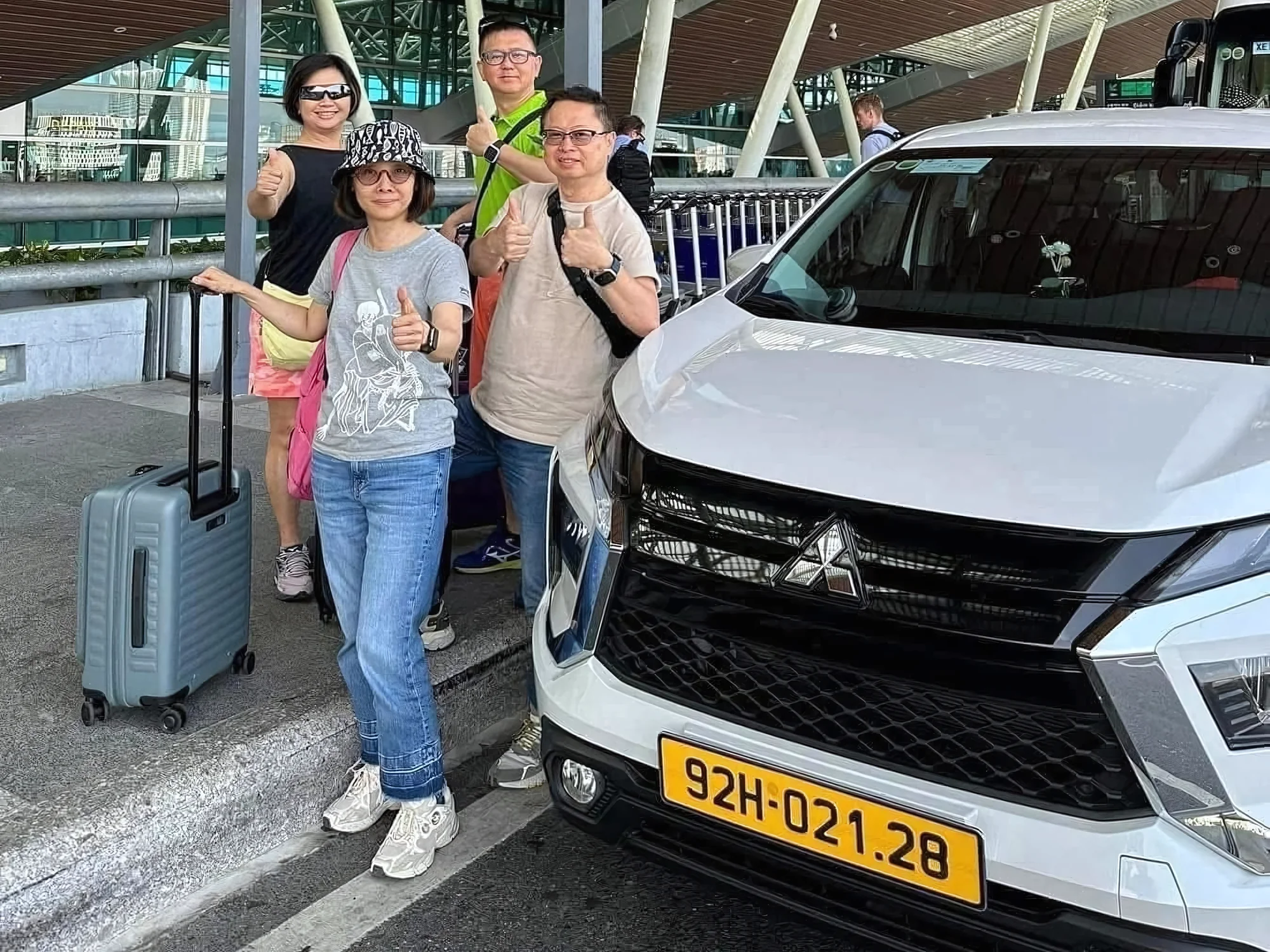 Group with multiple large suitcases beside a 7-seat Private Vietnam SUV