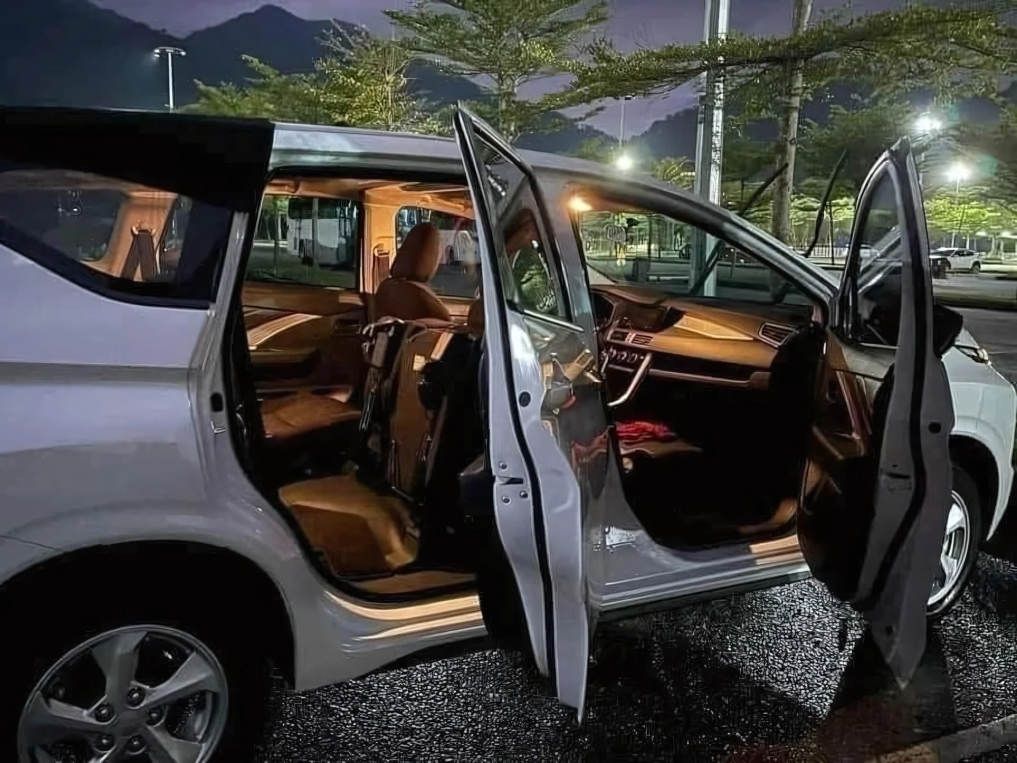 7-seat SUV with all doors open at night — ready for early Hanoi departure