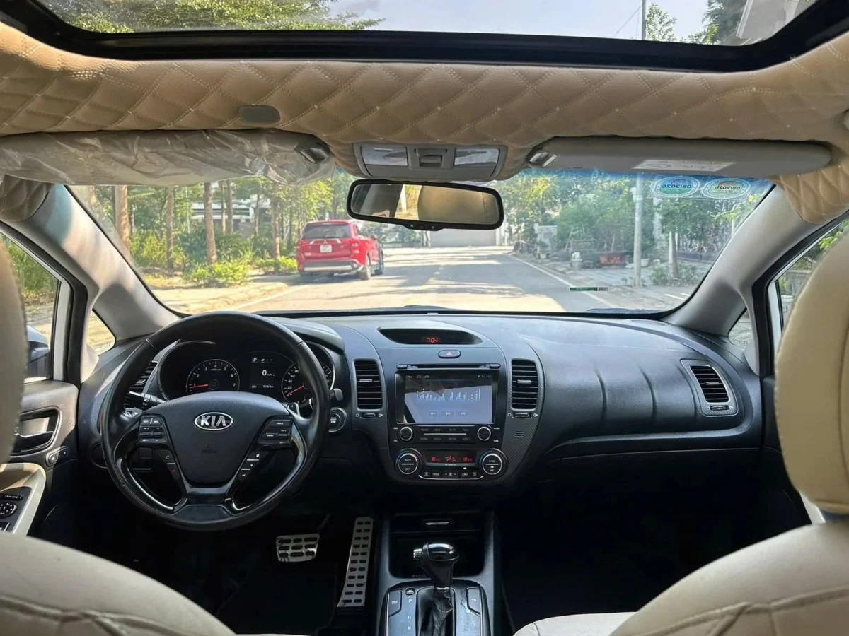 7-seat MPV cockpit with panoramic sunroof and touchscreen navigation