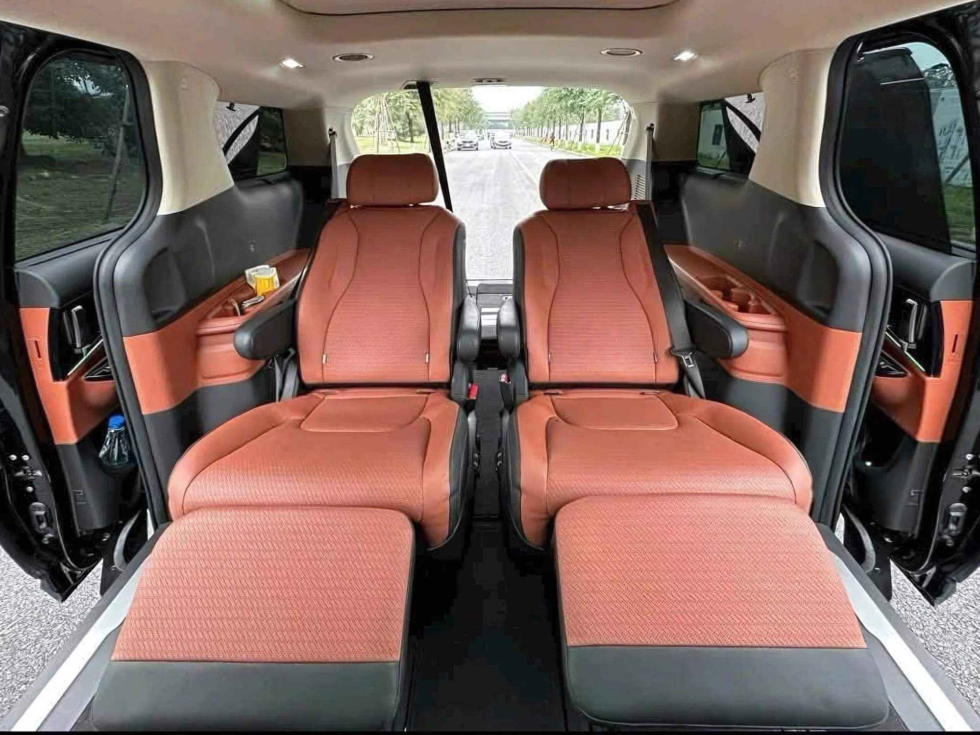 Premium captain seats with extendable footrests in a 7-seat private car